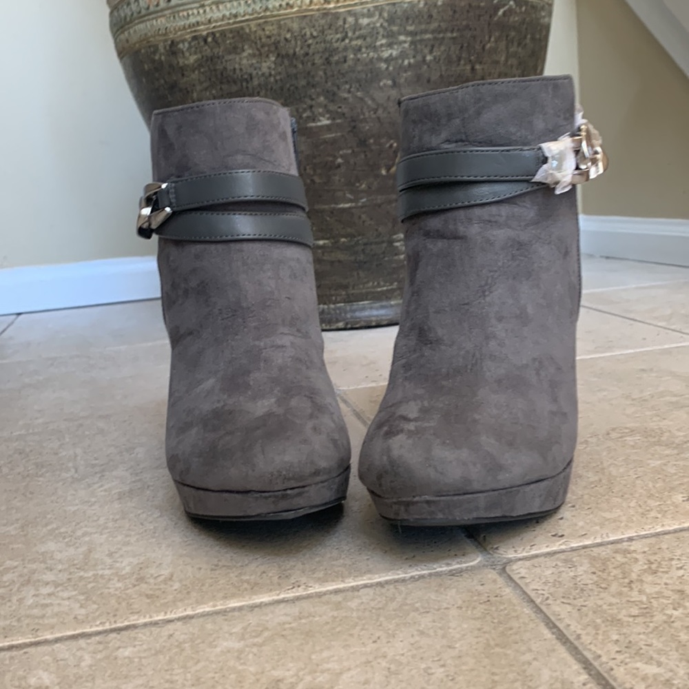 Covington Woman’s grey Booties. GREAT Condition - Picture 4 of 6